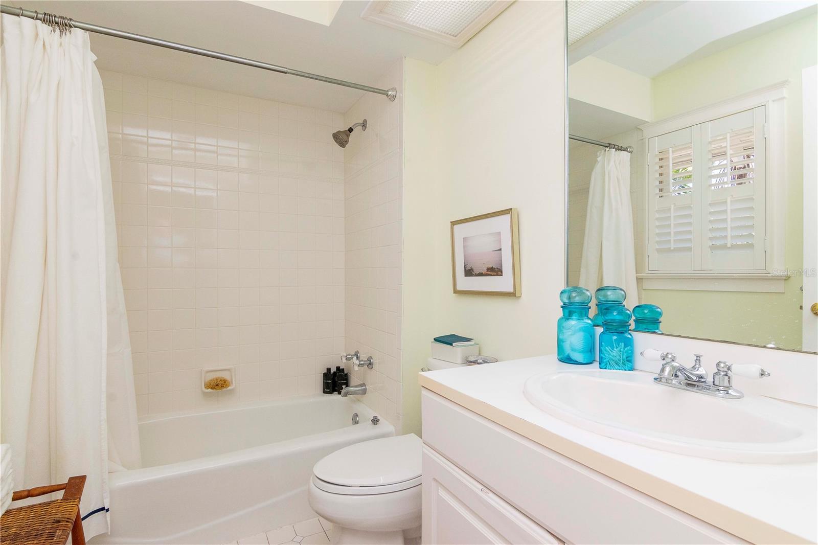 En-suite bath in Bedroom #2