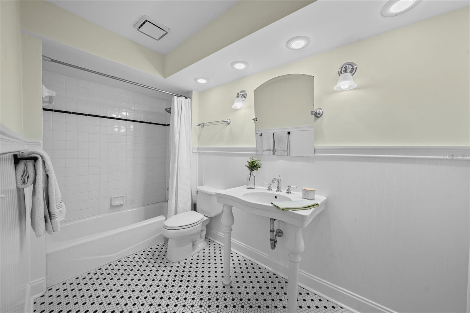 Huge hall bath shared by bedrooms 3 & 4.