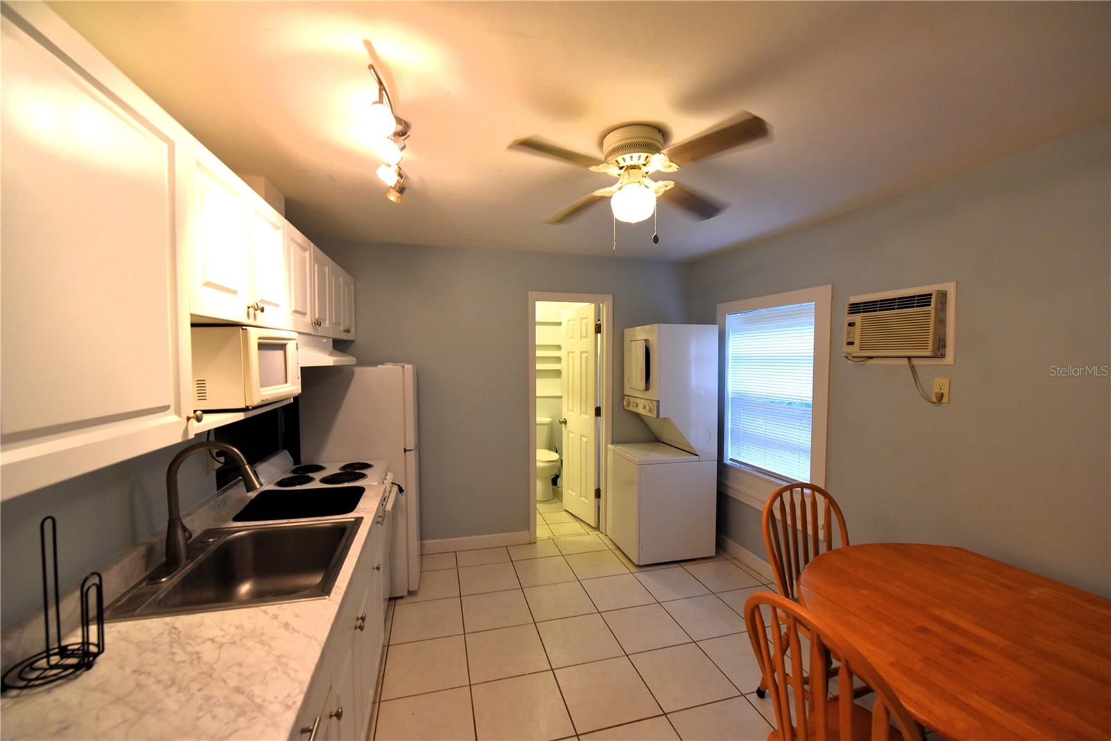 In law Large kitchen & dining