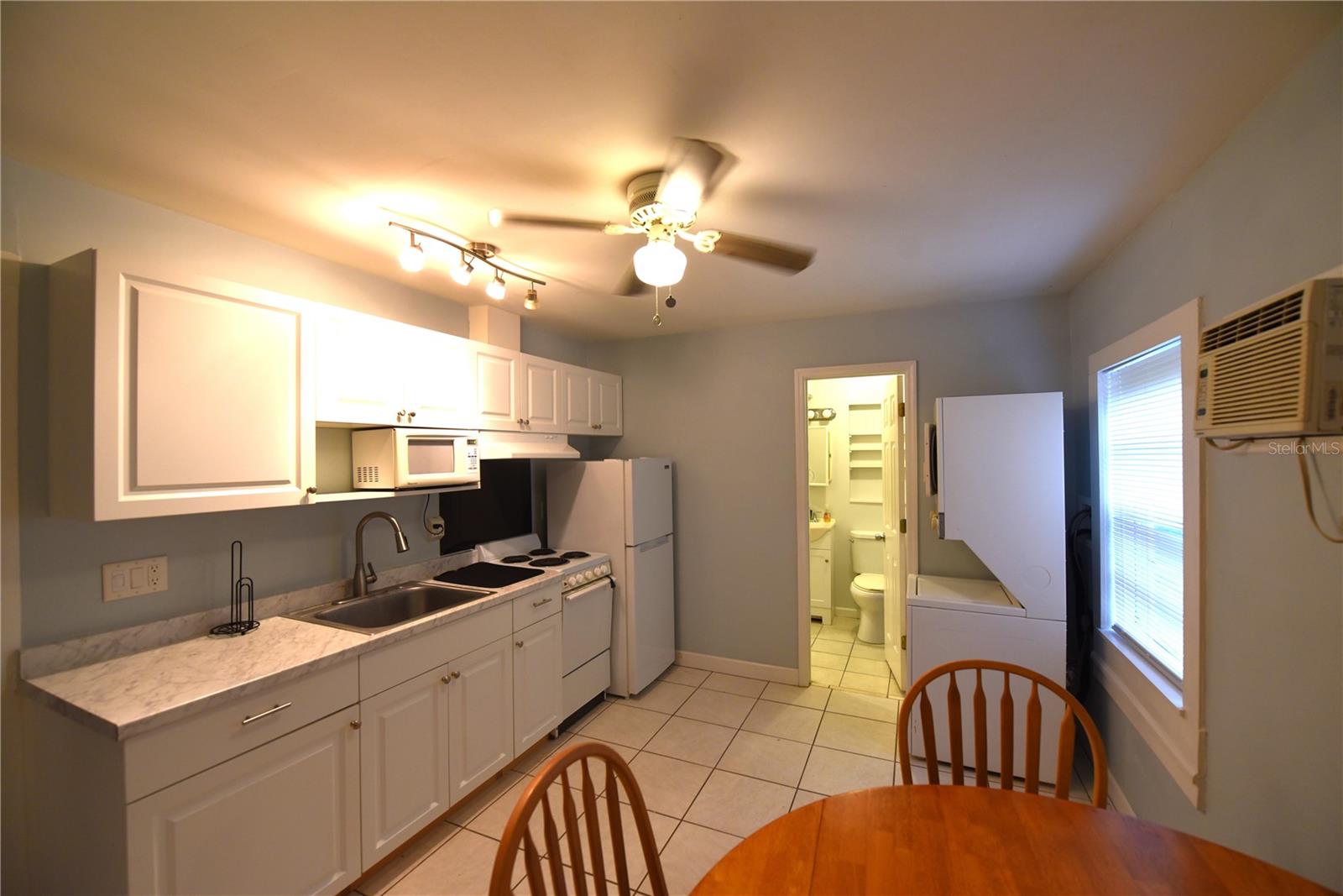 In law Large kitchen & dining