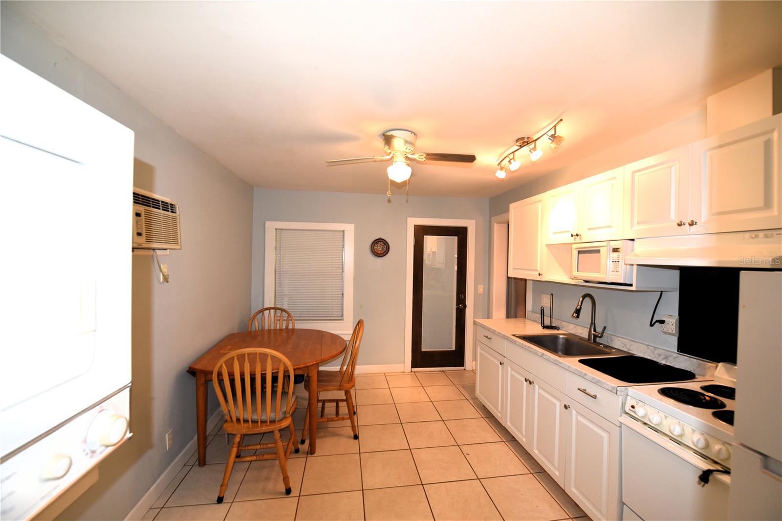 In law Large kitchen & dining