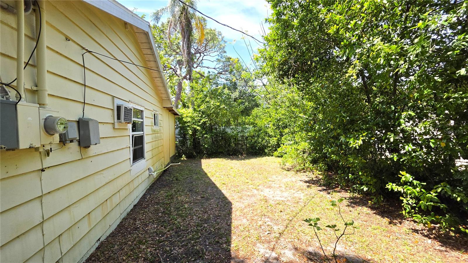 Private in law garden. separate electric meter for the in law