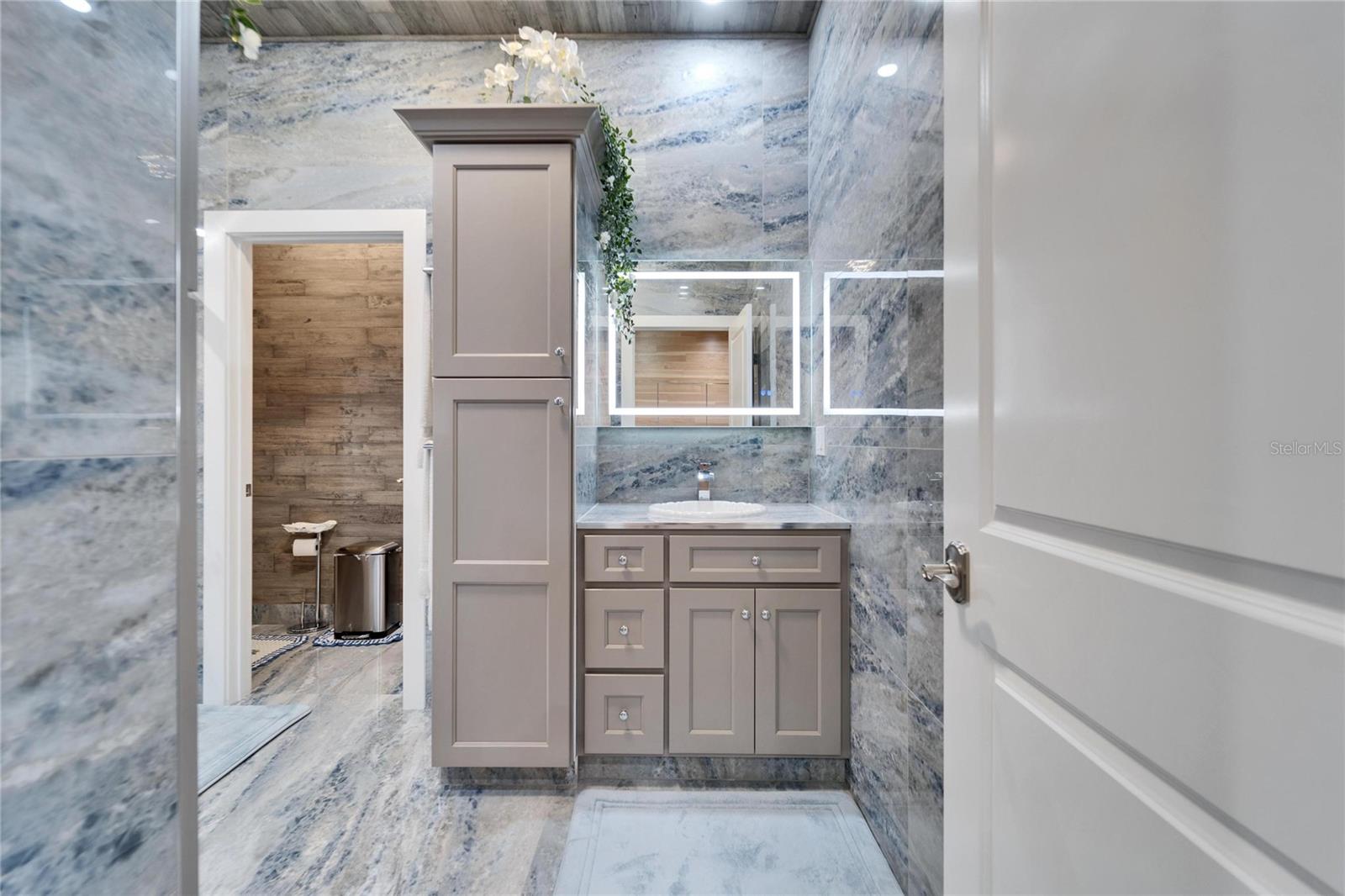 Primary En-Suite Bathroom