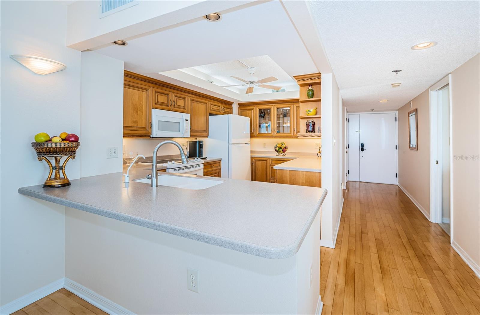 Light & Bright Cucina with Breakfast Bar