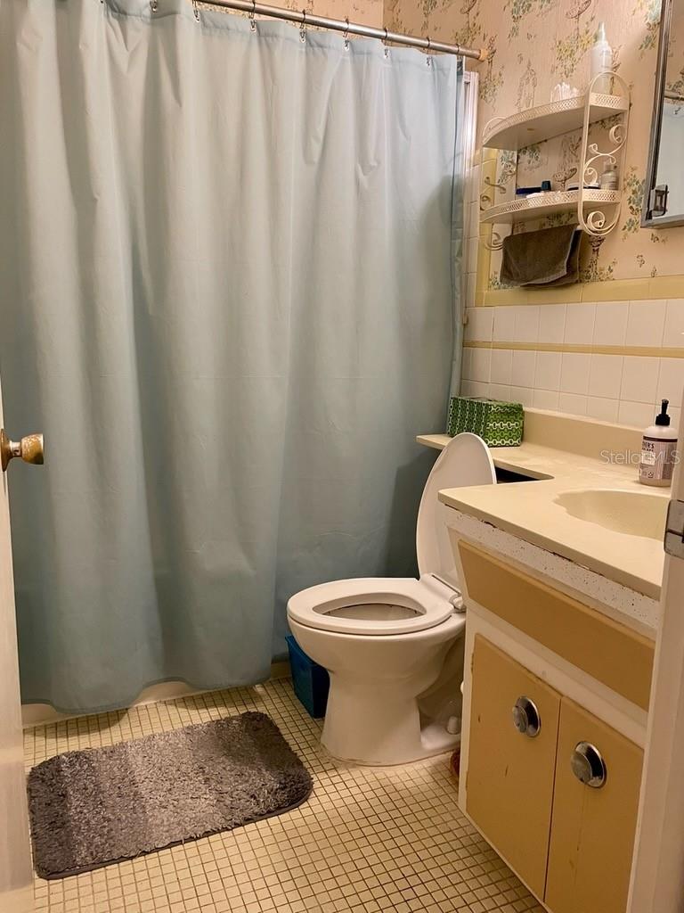 Well-kept bathroom