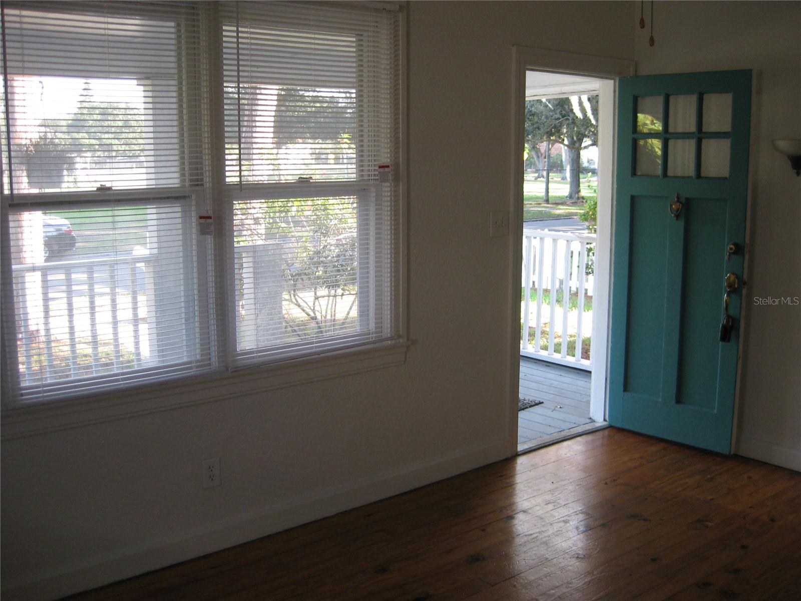 House-living room when vacant