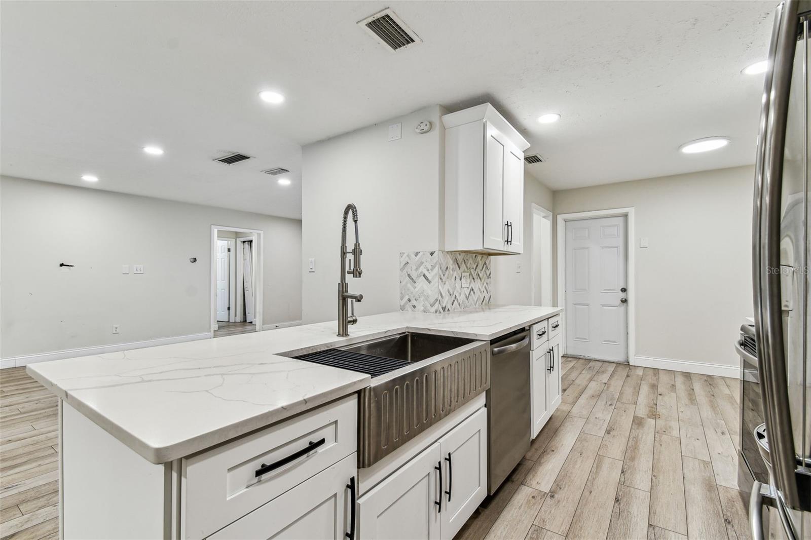 Kitchen w/breakfast bar