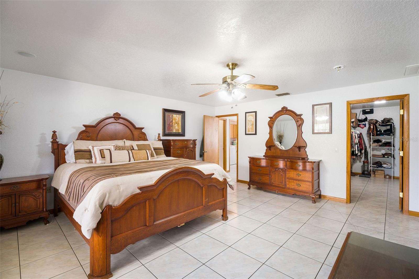 Master En Suite with oversized walk in closet