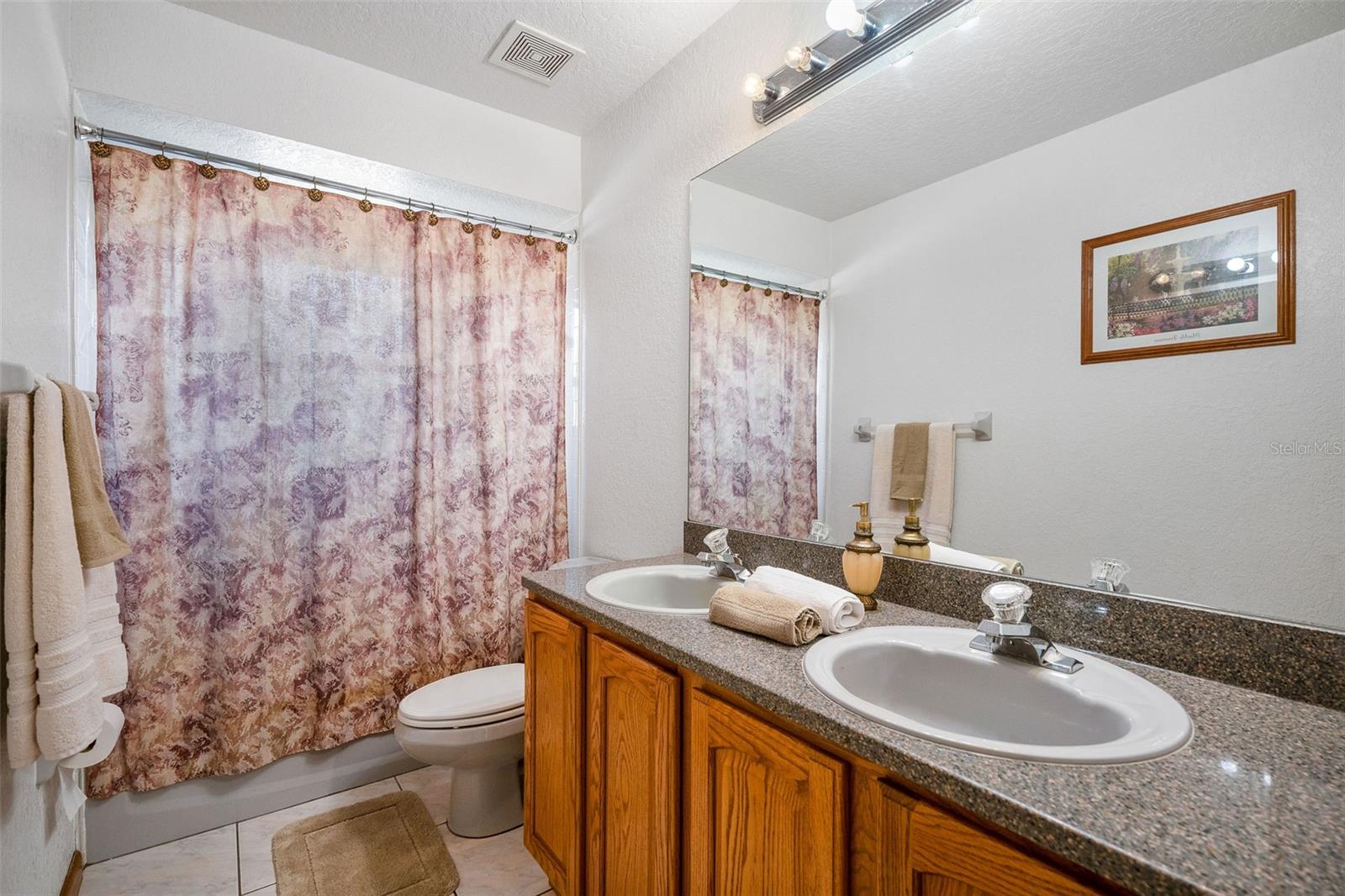 Guest bath with dual sinks