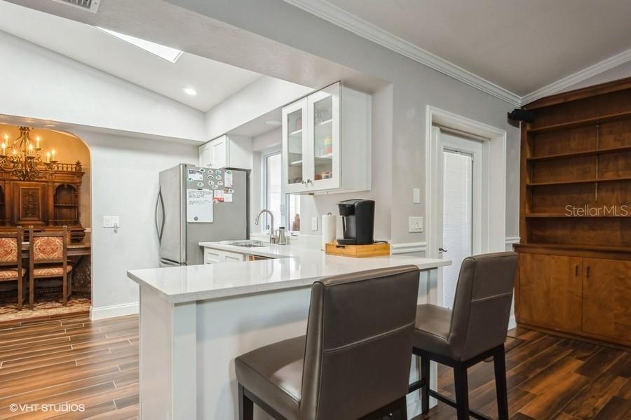 Kitchen countertop eating area