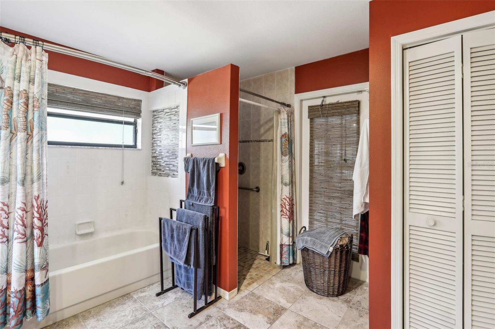 Tub & wheel in shower, door to lanai and linen closet