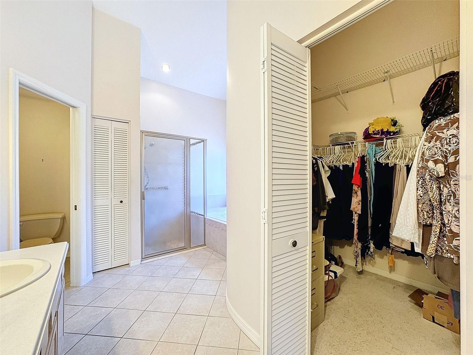 Primary ensuite, walk in closet