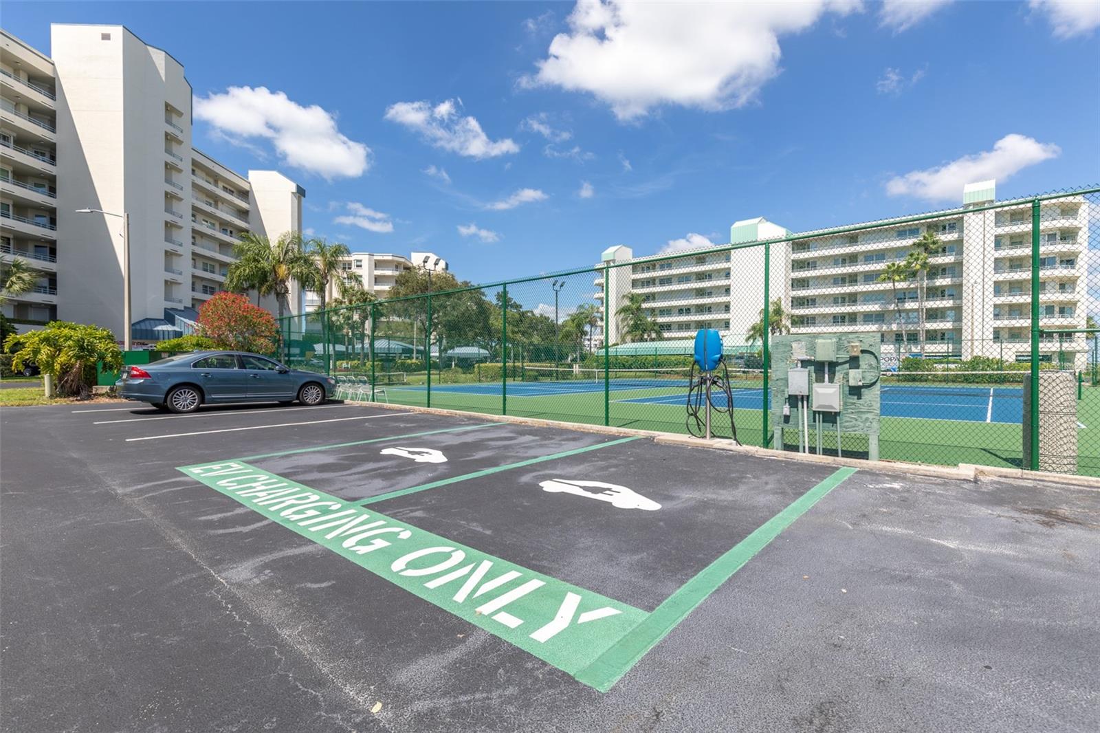 Car charging station