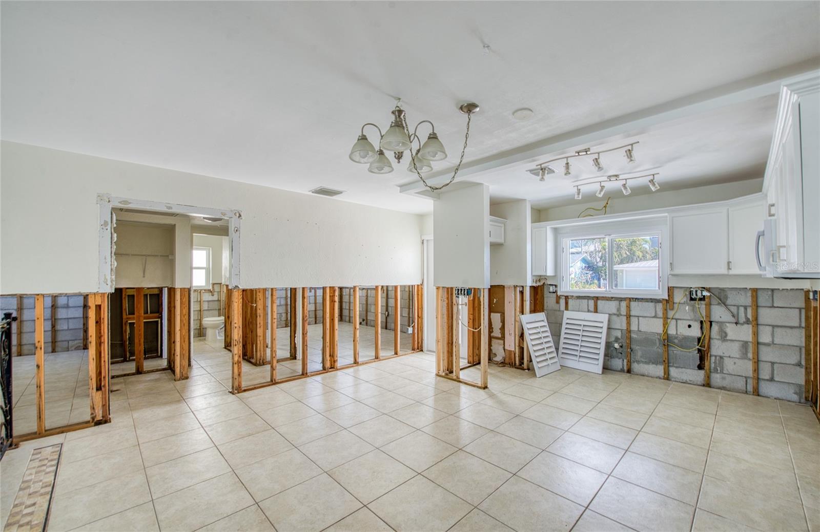 Kitchen/Dining Area