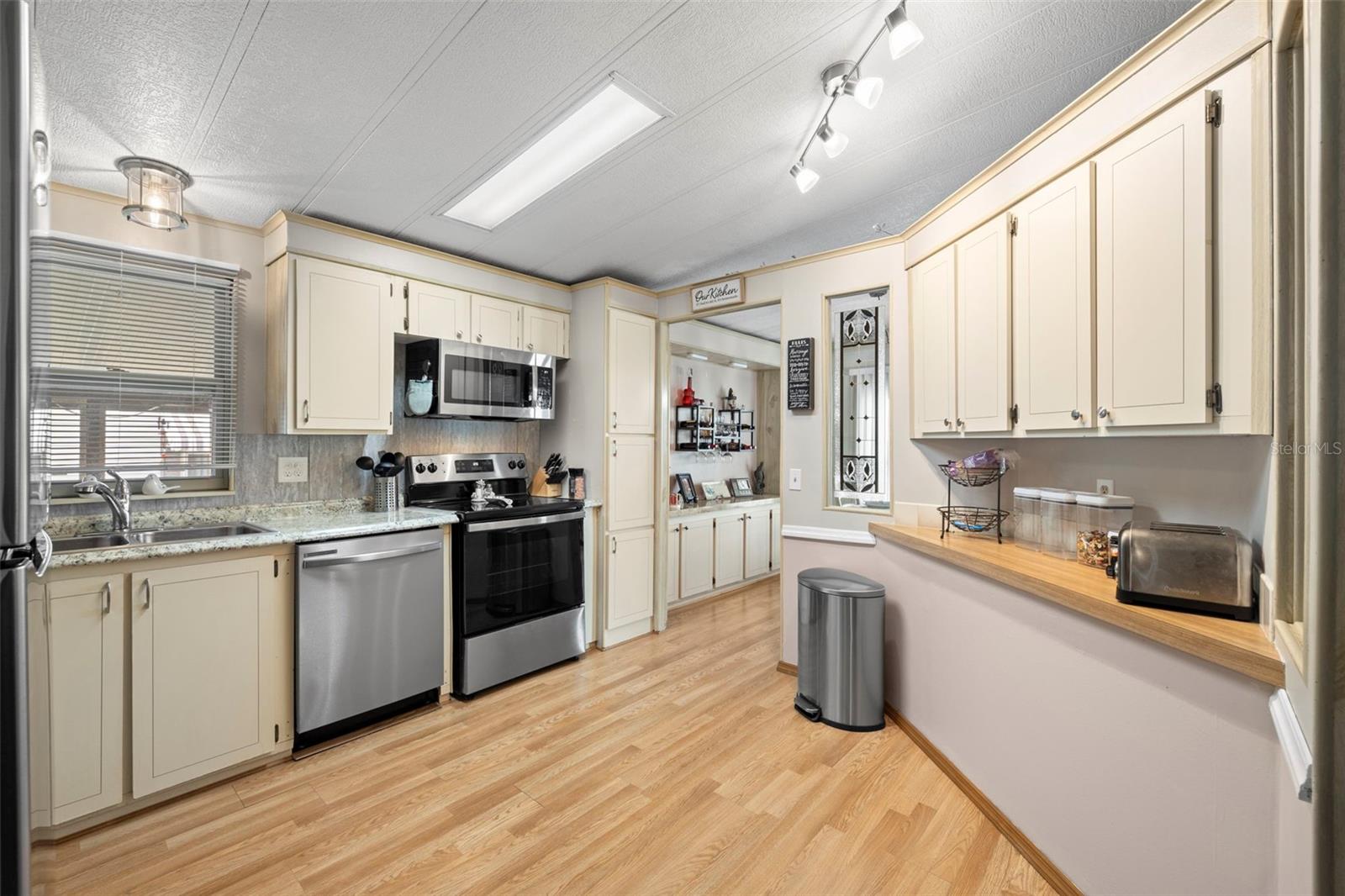 Bright and open kitchen!