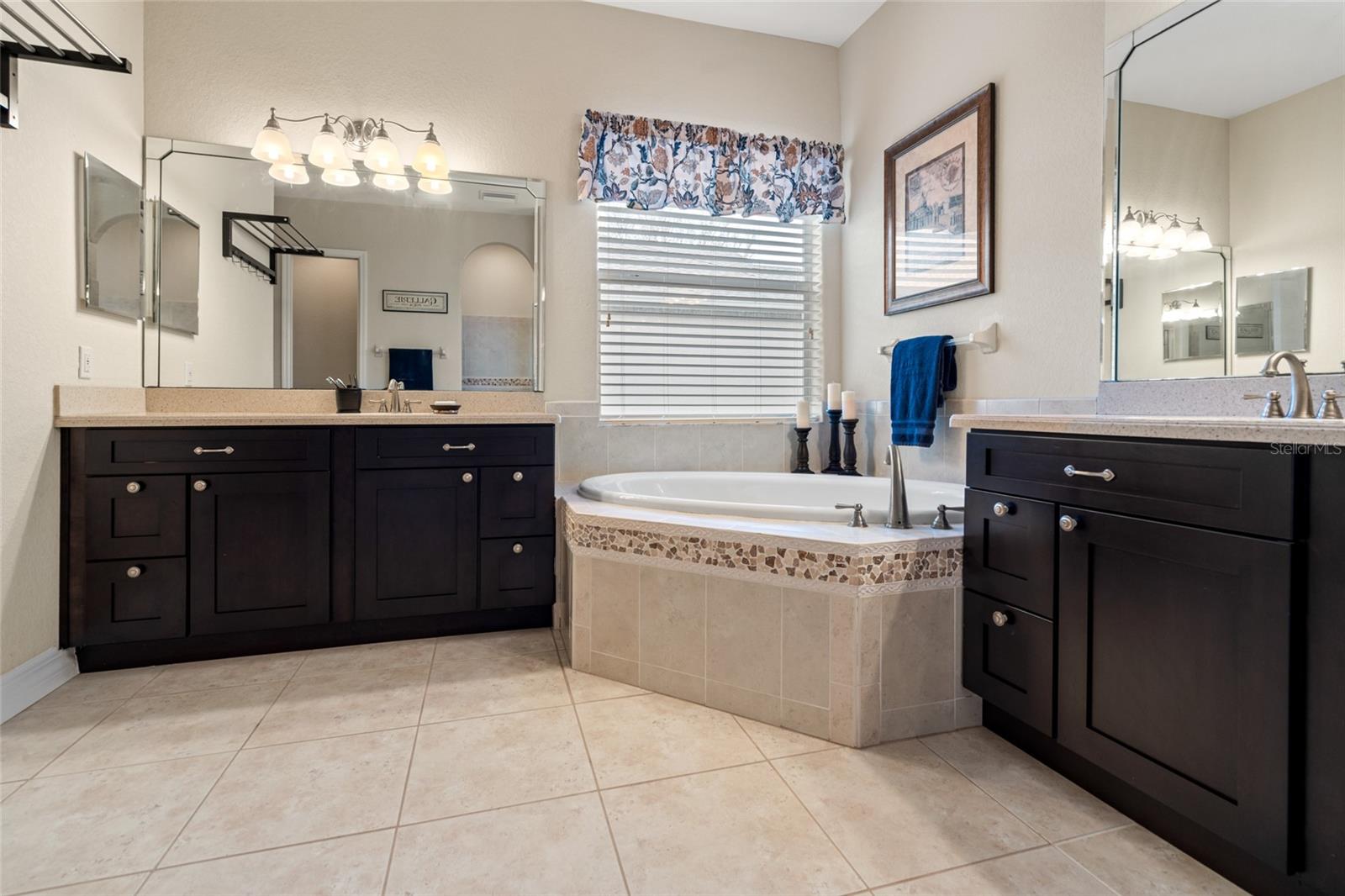 Dual Vanities & Garden Tub - Owner's Suite