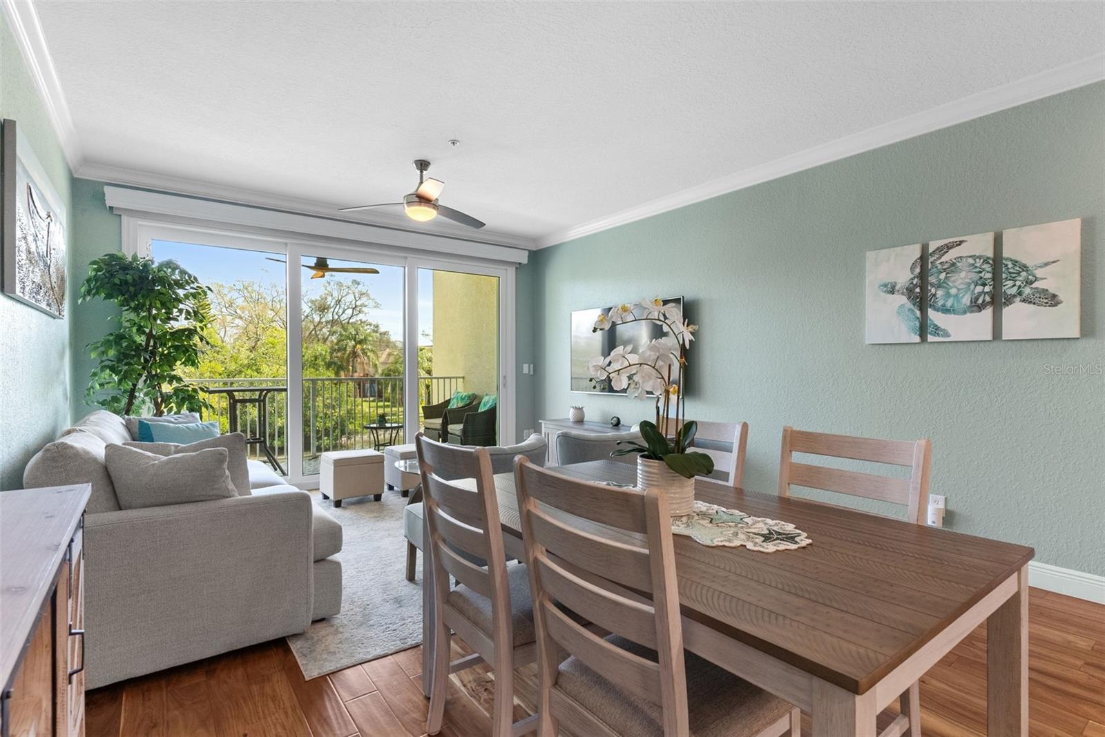 Living Room/Dining Area