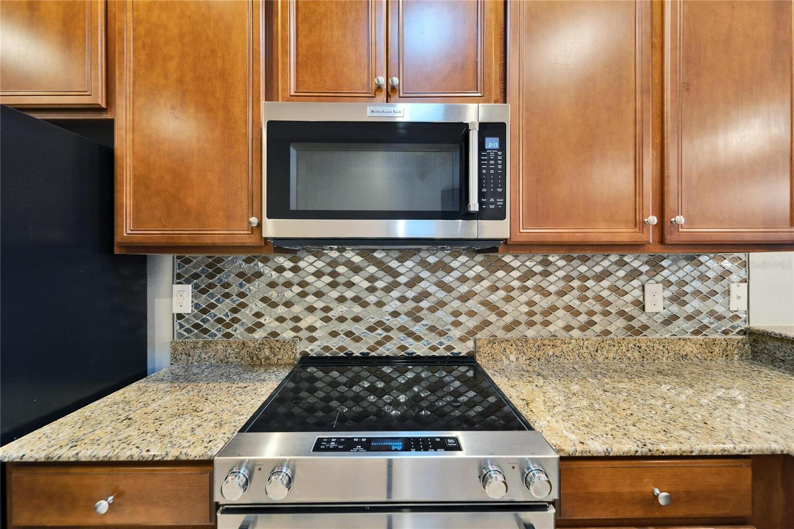 New stainless range and microwave. Check out the glass back splash.