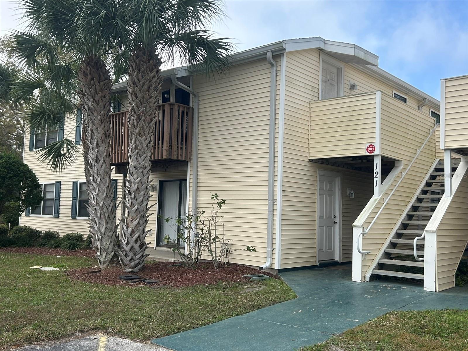 Turnkey investment opportunity at this second story condo in Oldsmar!