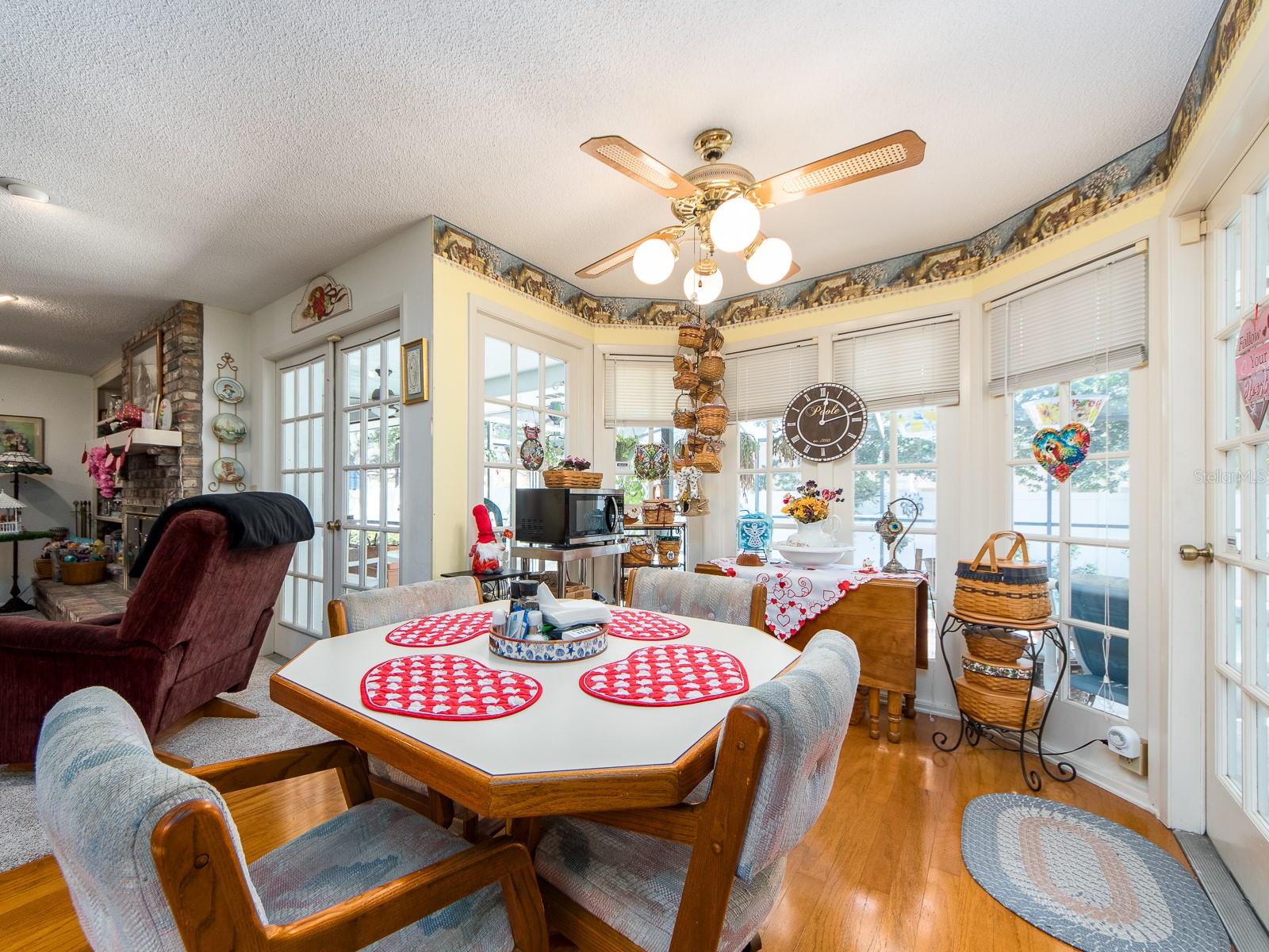 KITCHEN BREAKFAST AREA