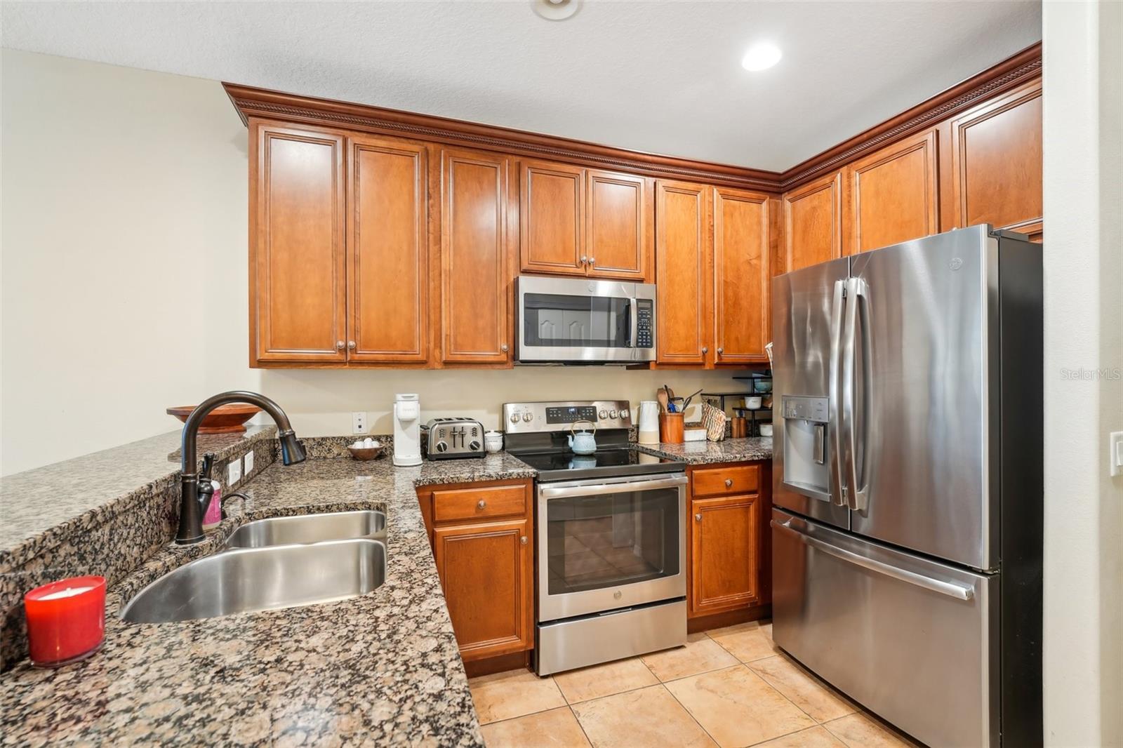 KITCHEN WITH BEAUTIFUL 42" CABINETS