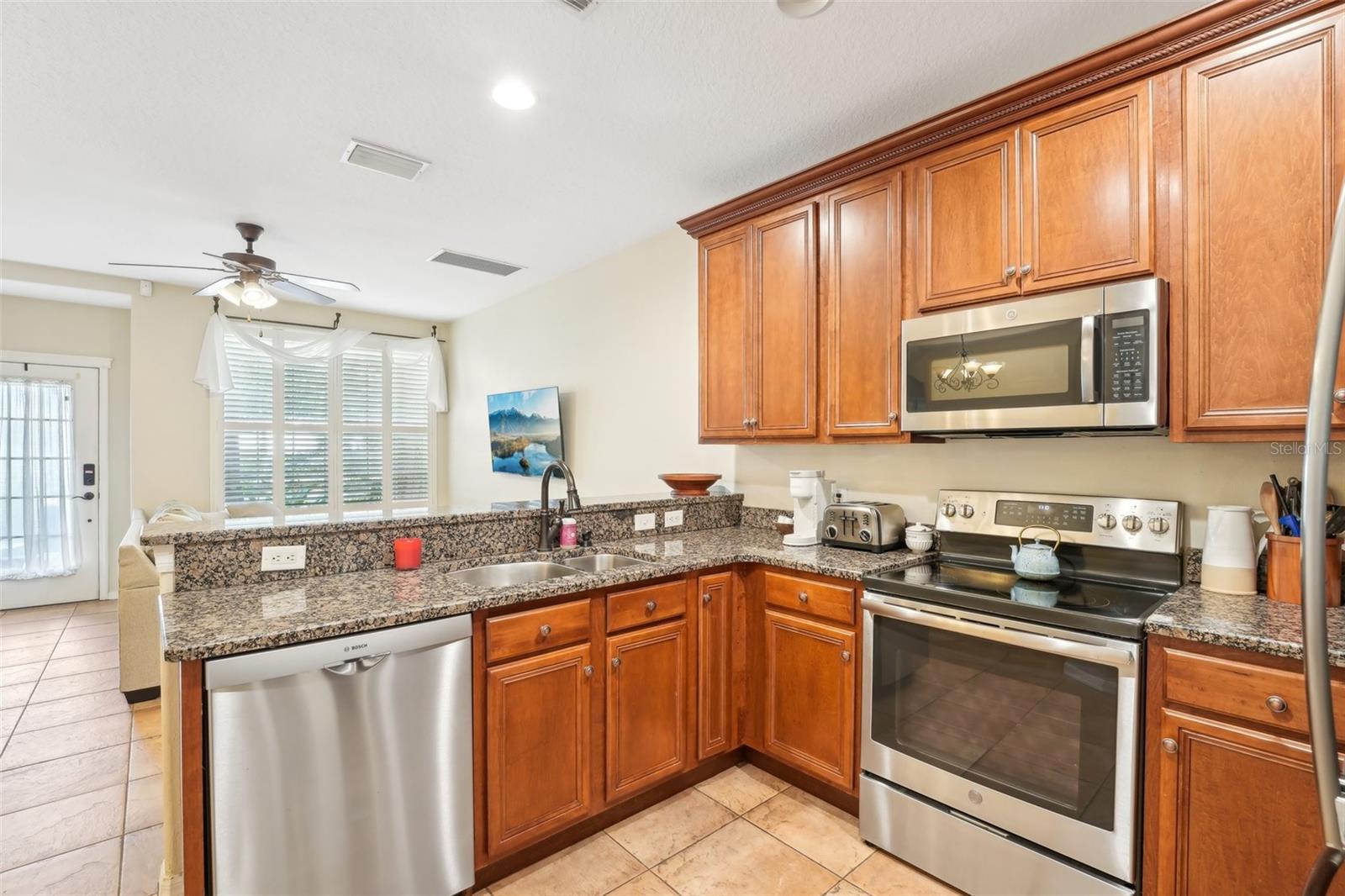 KITCHEN WITH BEAUTIFUL 42" CABINETS