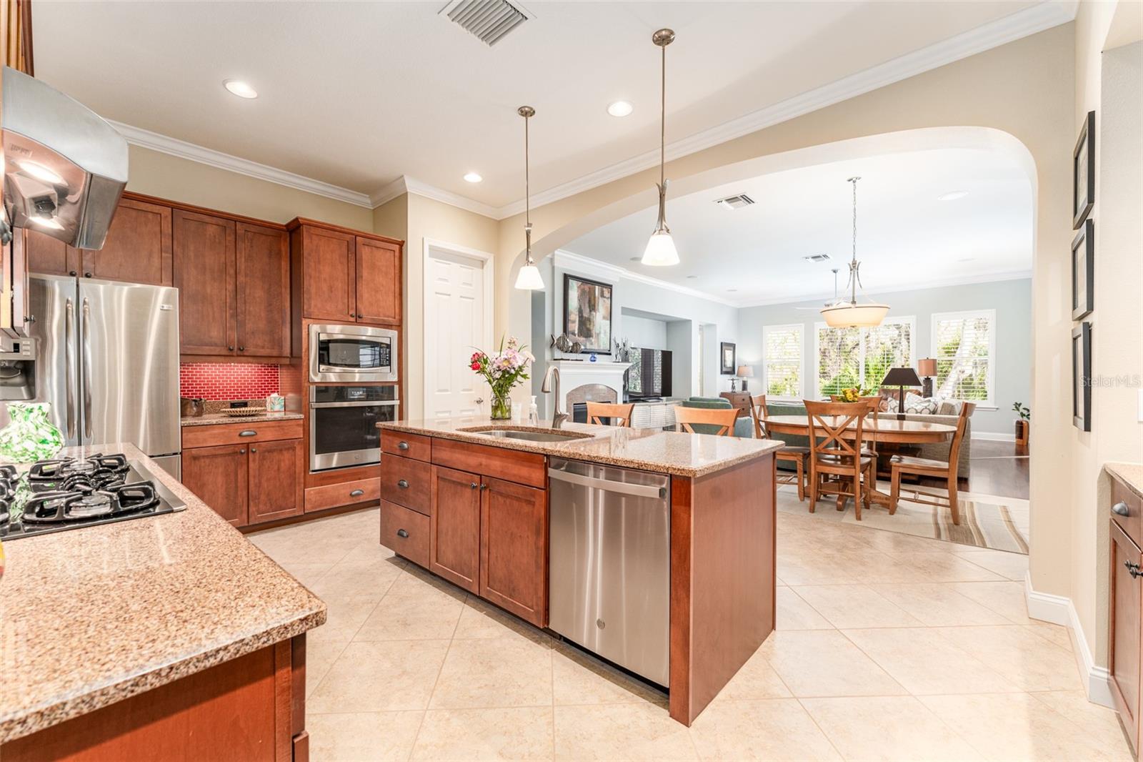 Kitchen with Gas Cooktop, SS Hood & Appliances