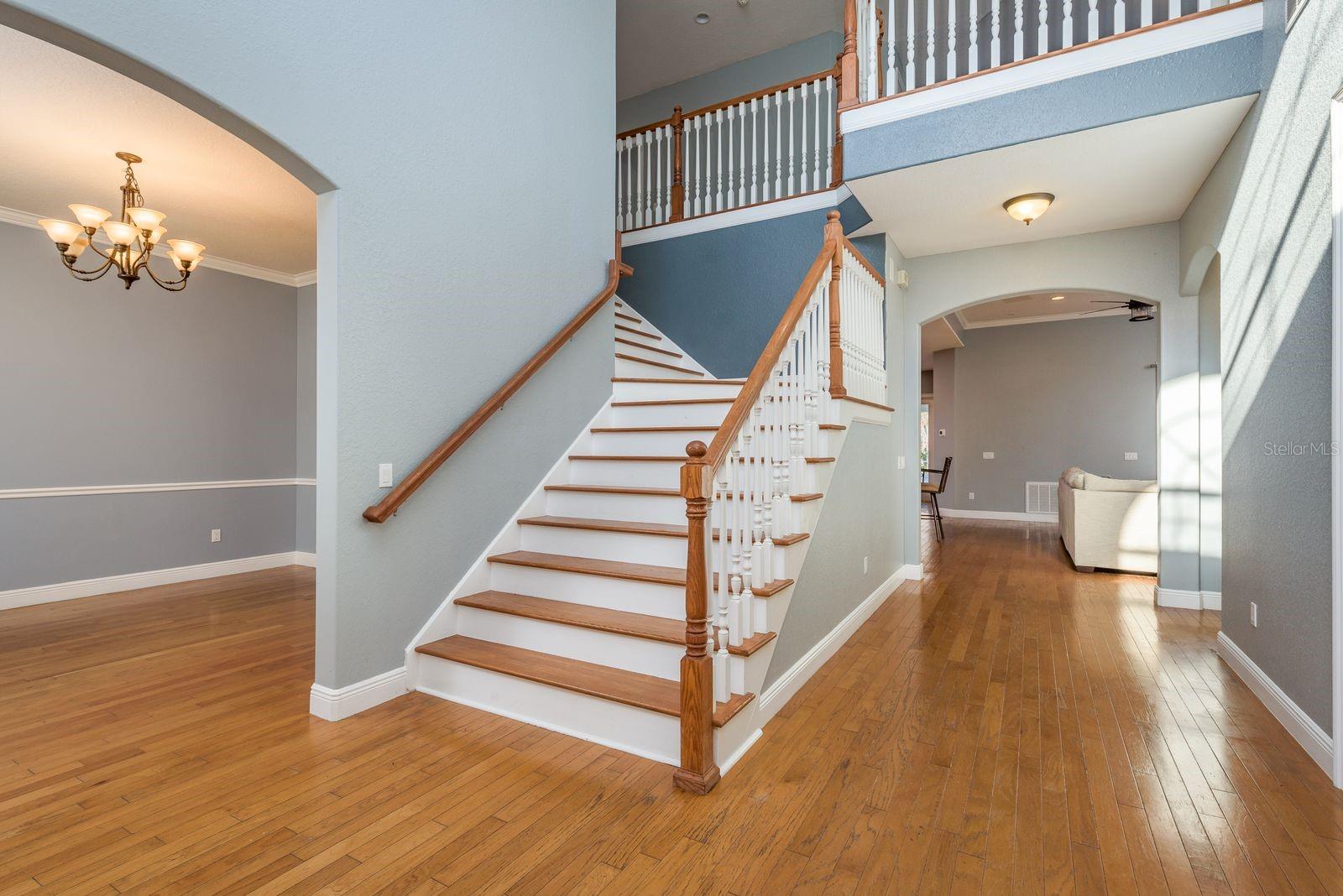 Grand staircase in the 2 story foyer.