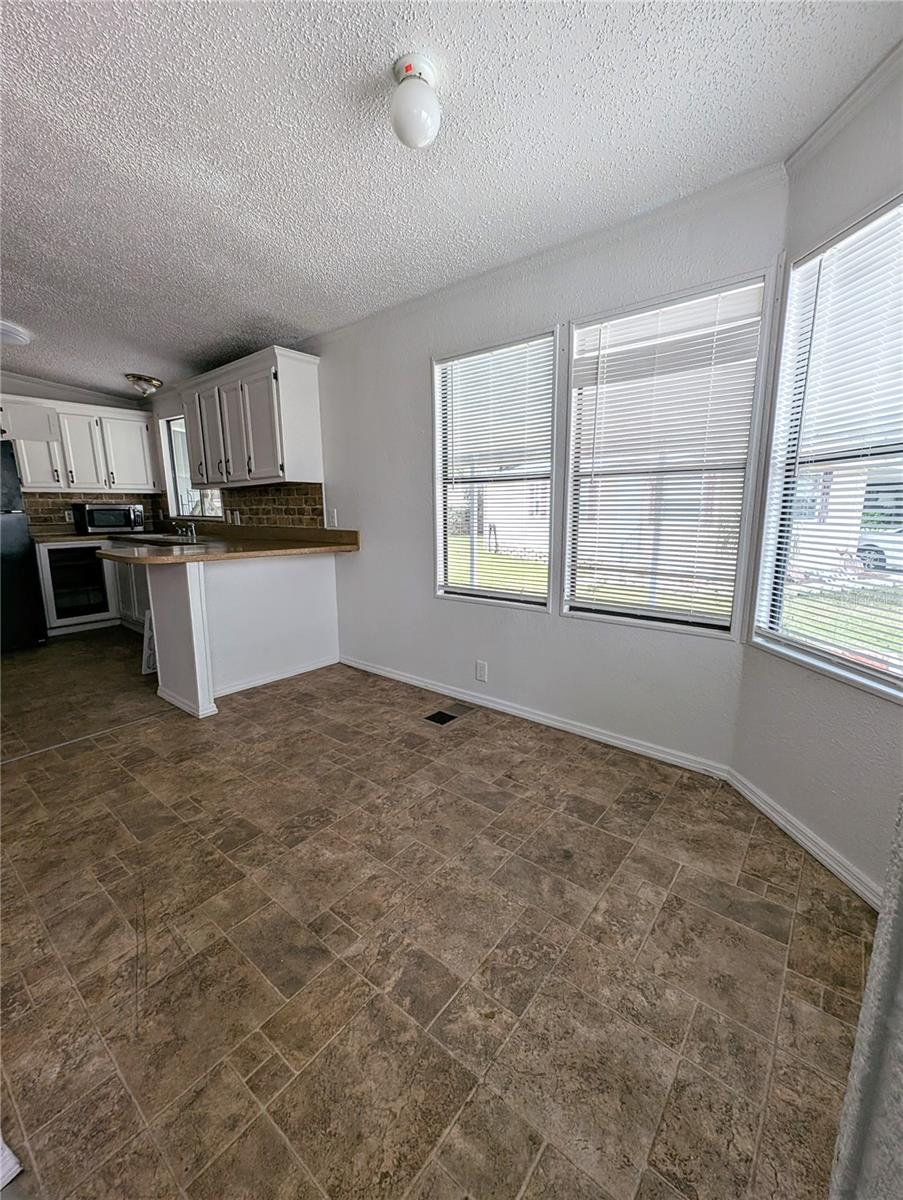 Breakfast nook/bar area