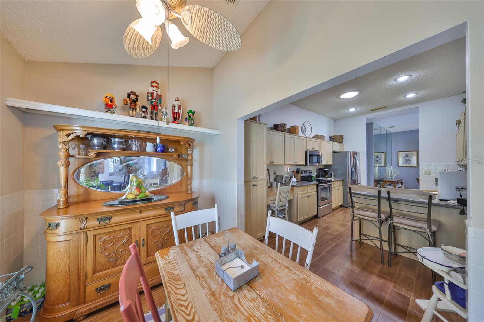 Dining Area looking into kitchen