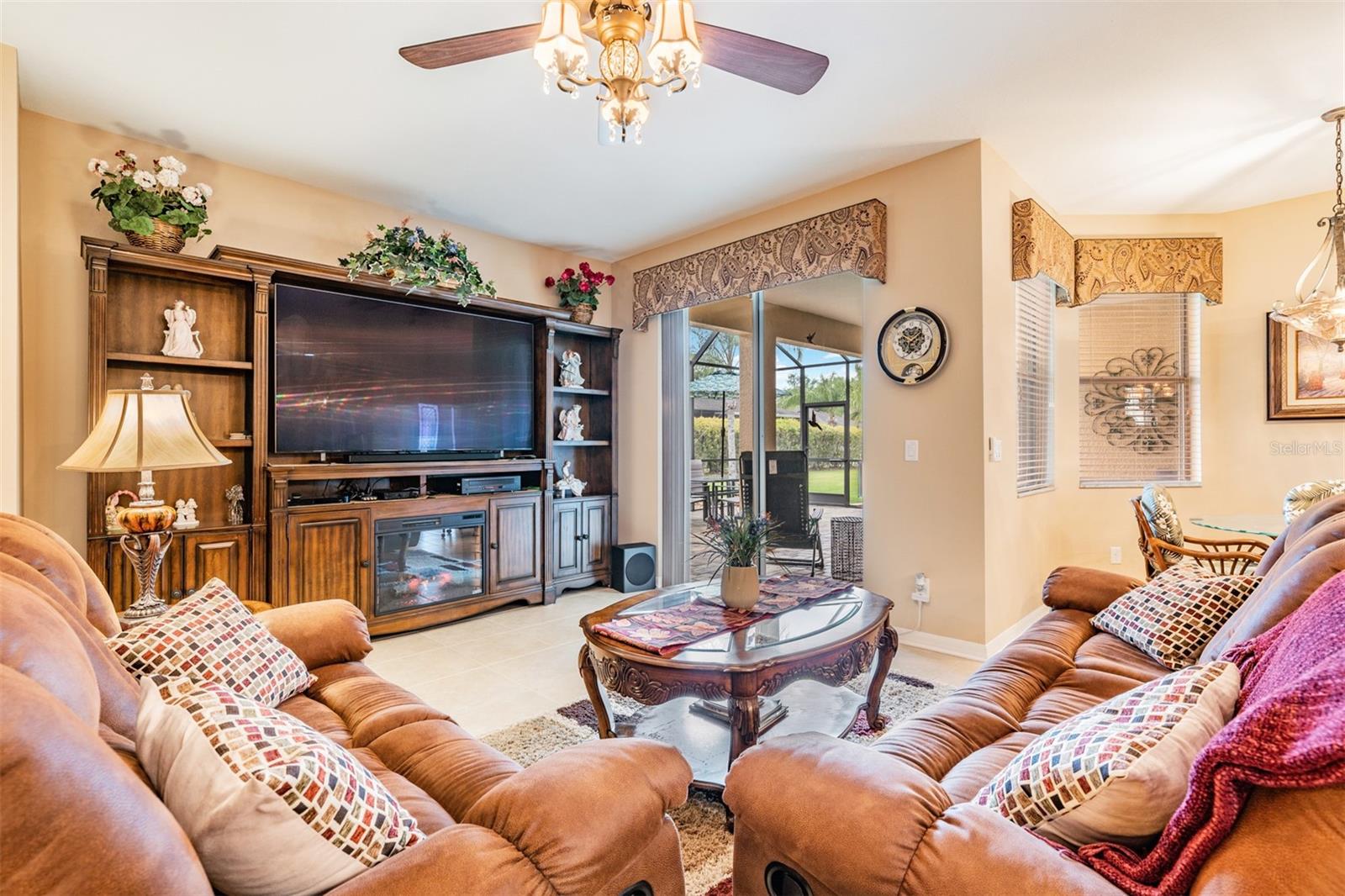 Leisure room in the rear to relax and watch TV