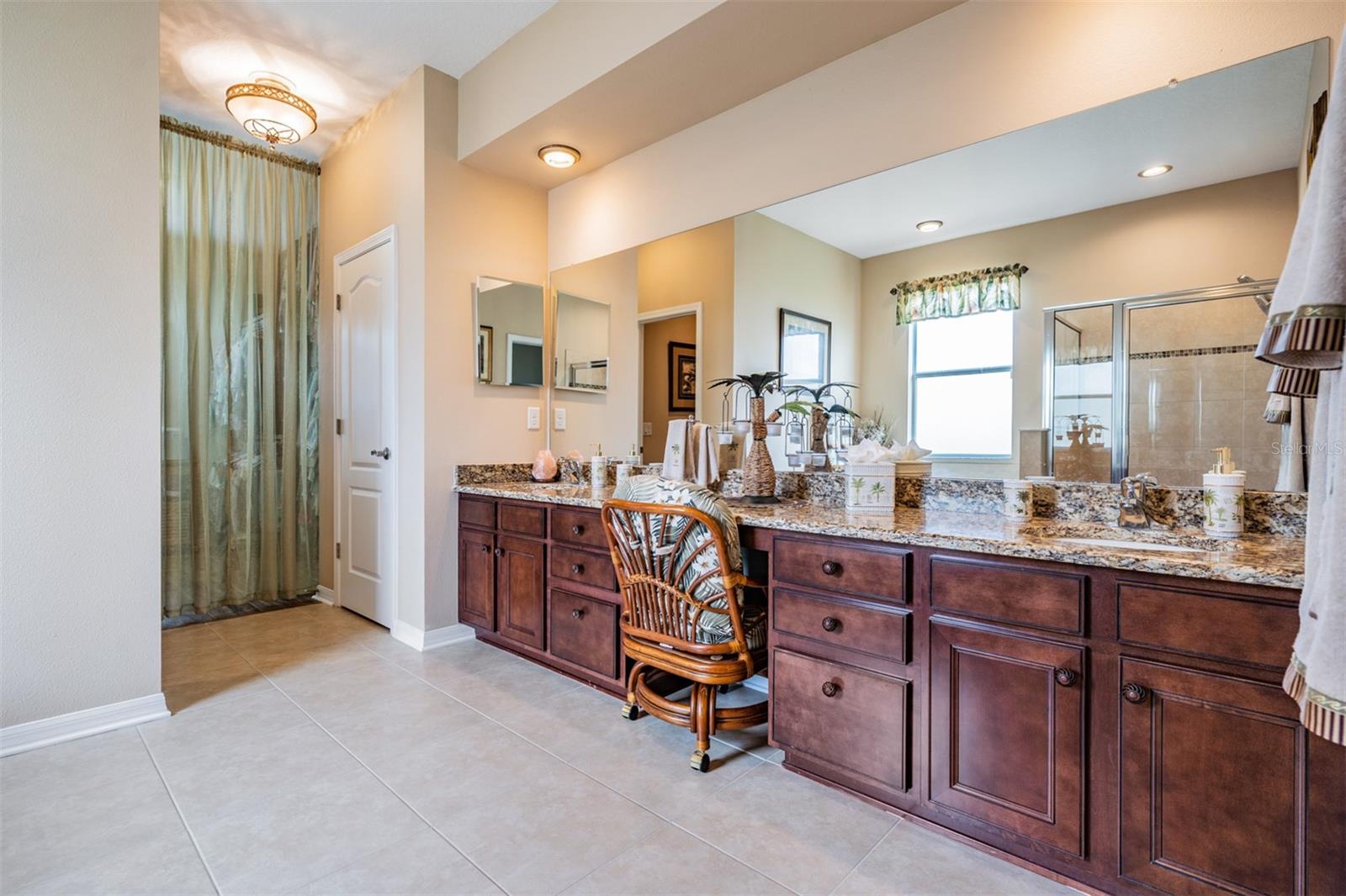 Bath ensuite with vanity