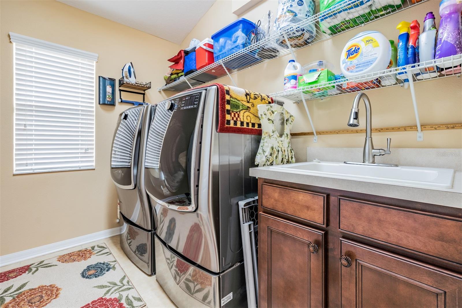 Awesome laundry room eith window, sink and storage above