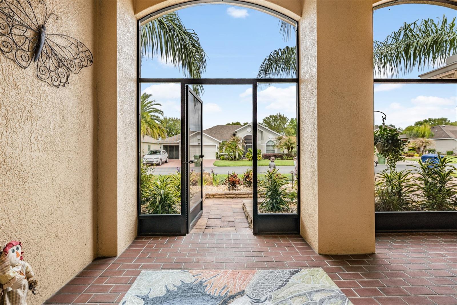 Arched entry to spacious front porch!