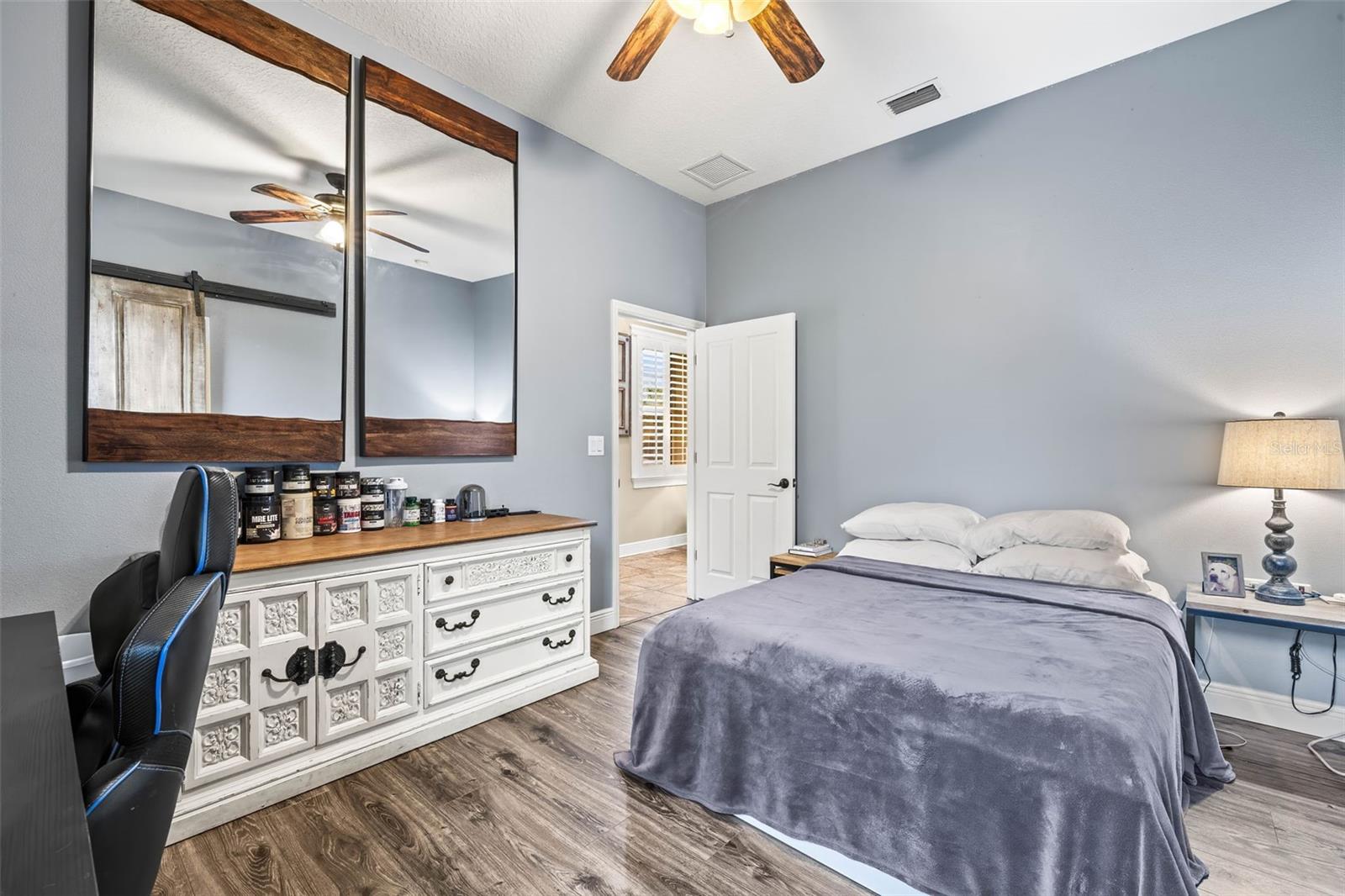 Secondary bedroom looking out in to hallway. Bathroom is just outside of this bedroom. Perfect for guests.