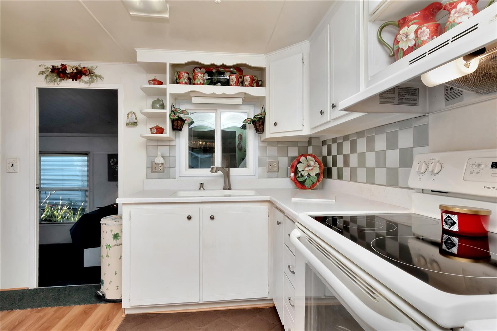 Lovely spacious Kitchen with Florida Room access