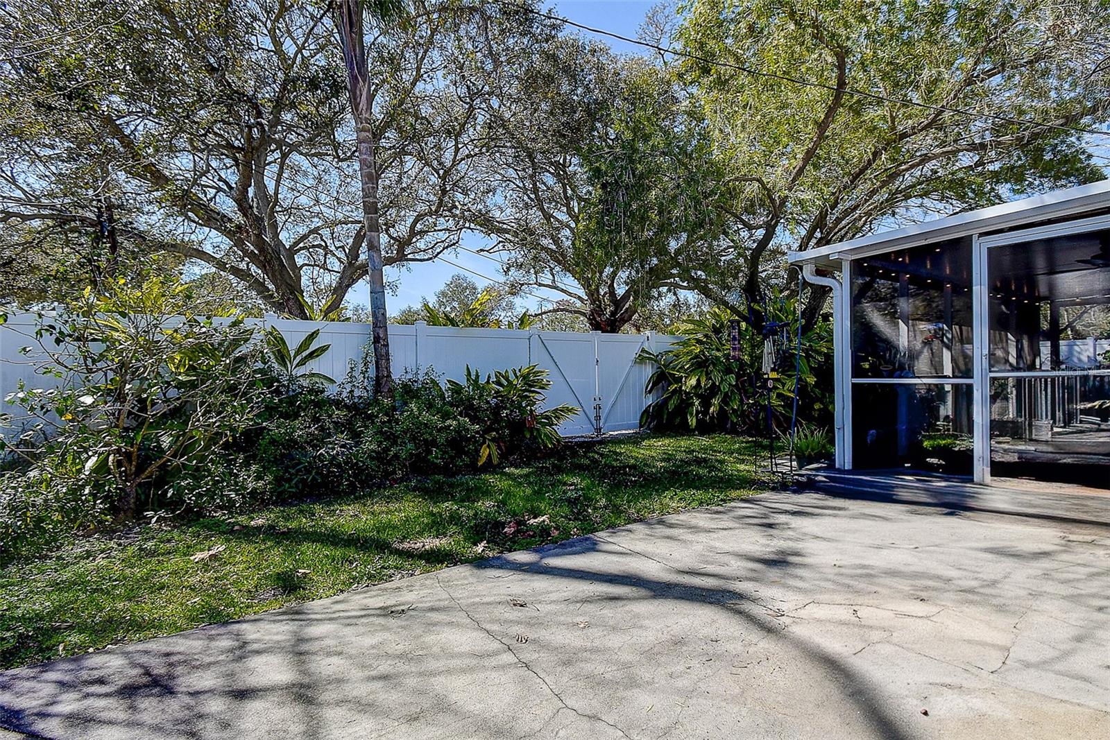 Side patio and double gate for boat parking