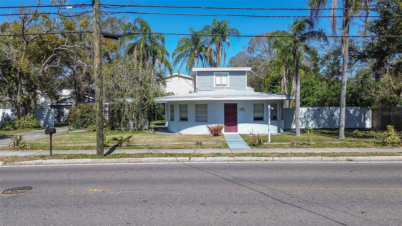 The "Round House" in Safety Harbor - 2039sqft living PLUS 576sqft Detached Garage