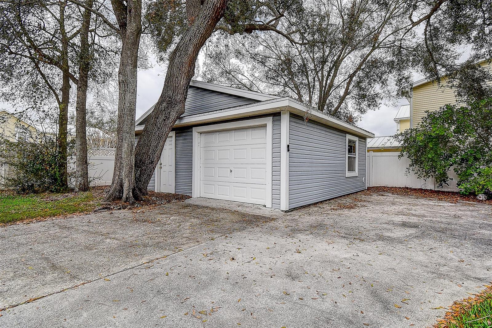 Spacious 596sqft Garage