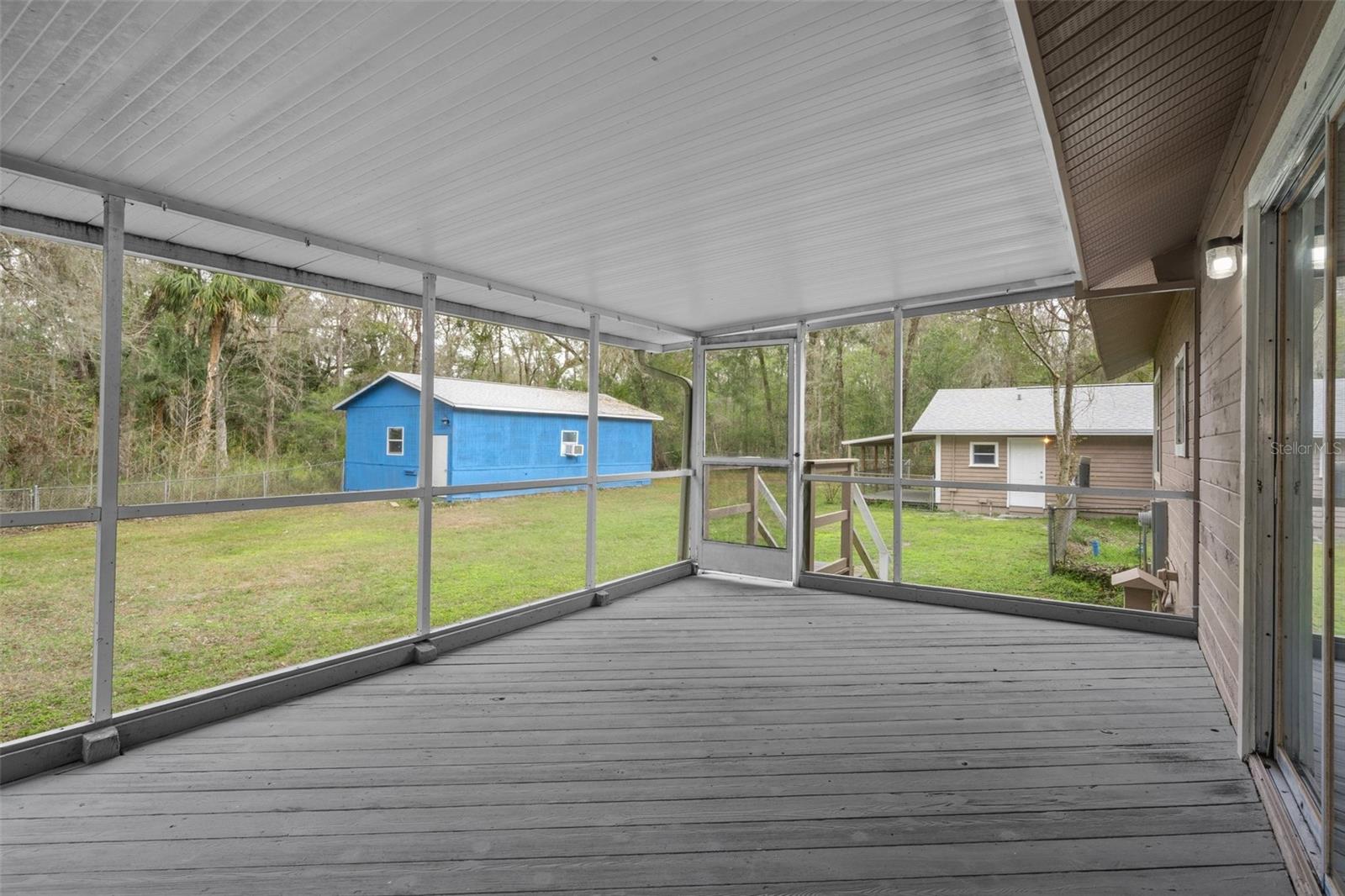 There is a wonderful screened-in porch !