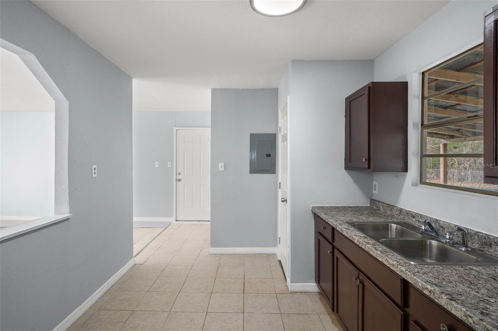 Anothe view of the gorgeous kitchen