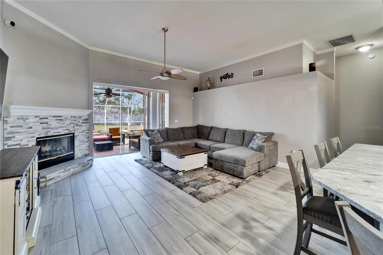 Livingroom with Fireplace