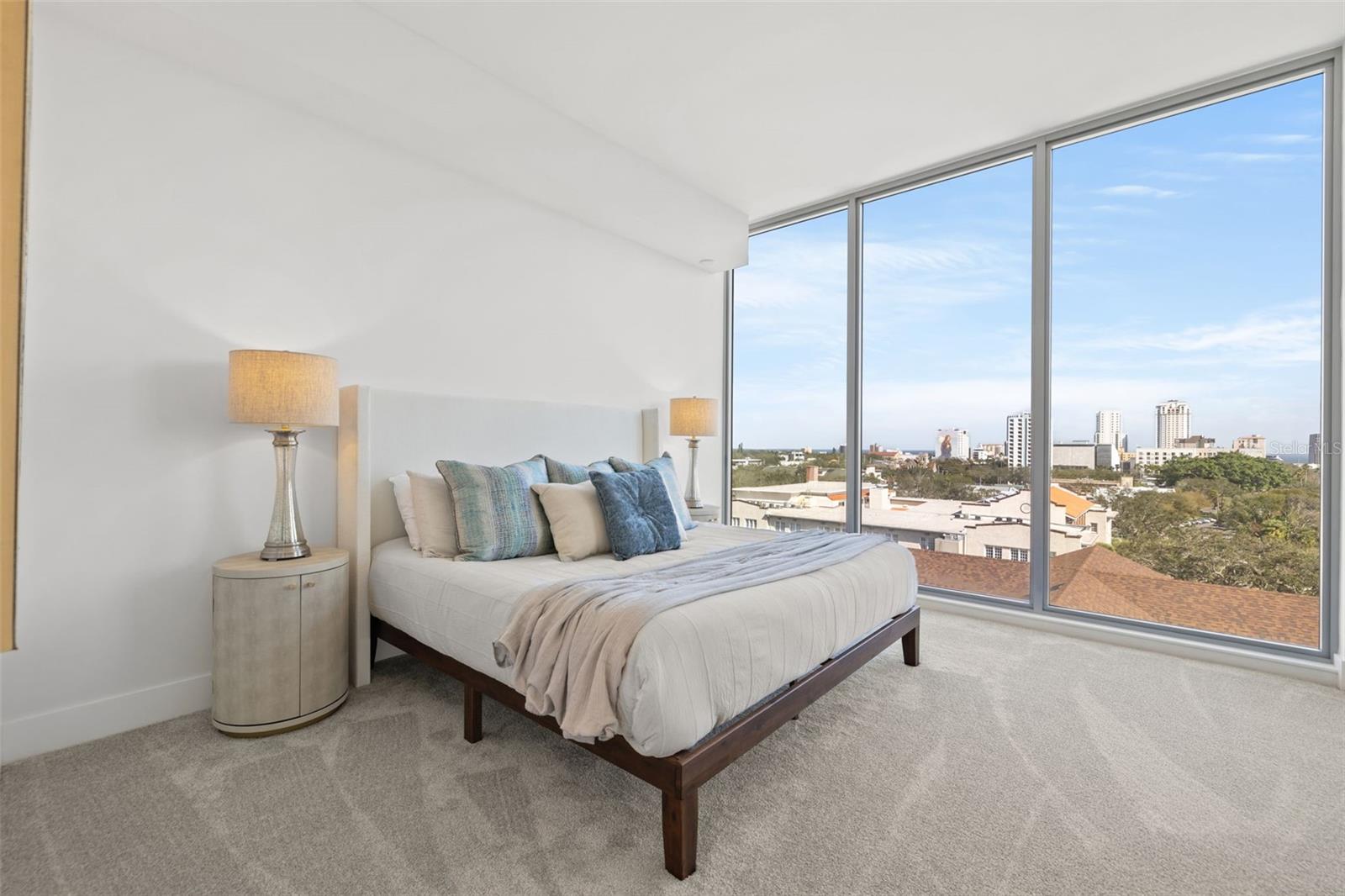 Large master bedroom with 4 windows!