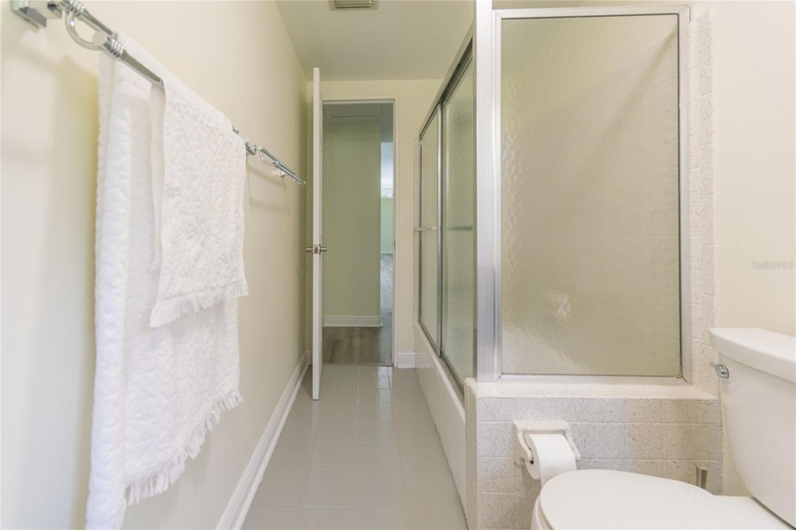 Guest Bathroom – Spacious Layout with Storage