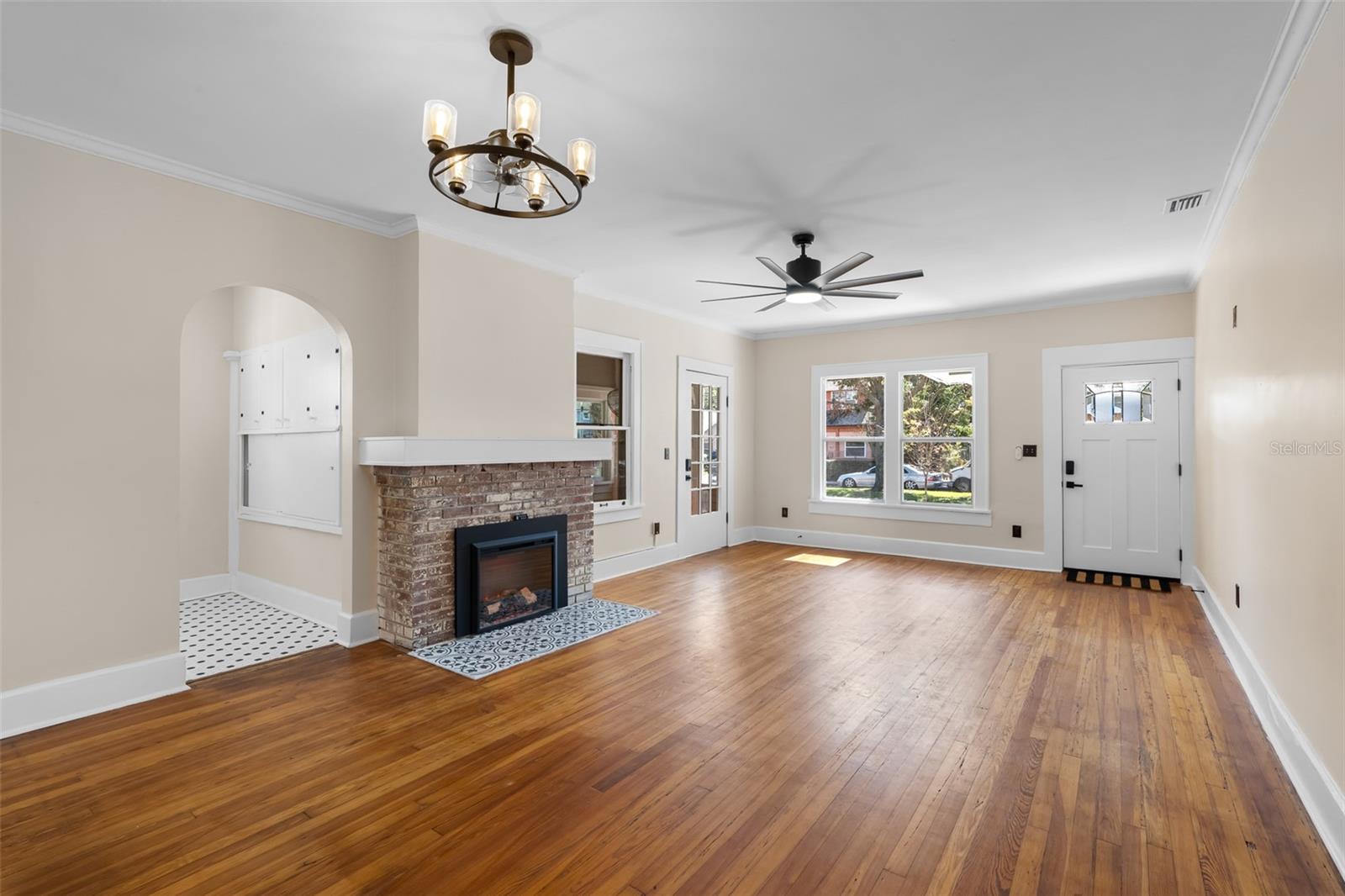 Living room. View from kitchen entry.