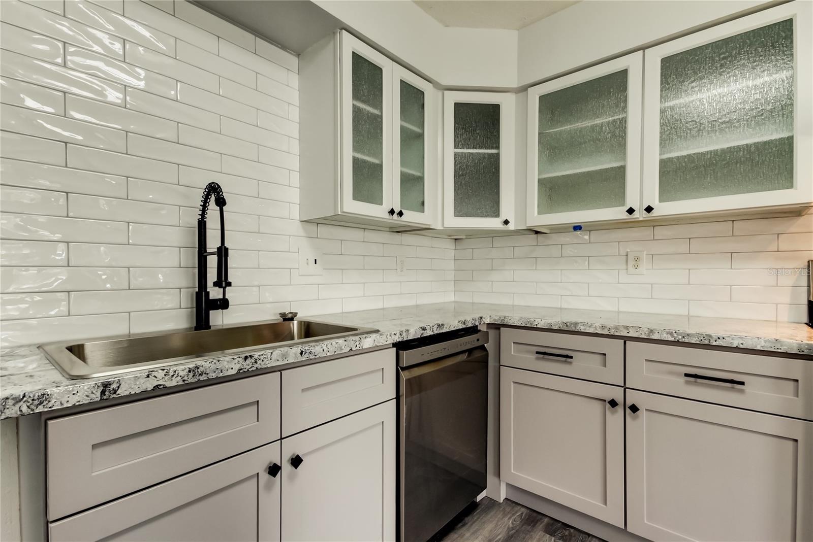 Lovely, Updated Kitchen (9' x 16.9')  w Stylish Glass Doors on Upper Cabinets