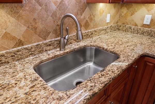 KITCHEN COUNTERTOPS GRANITE