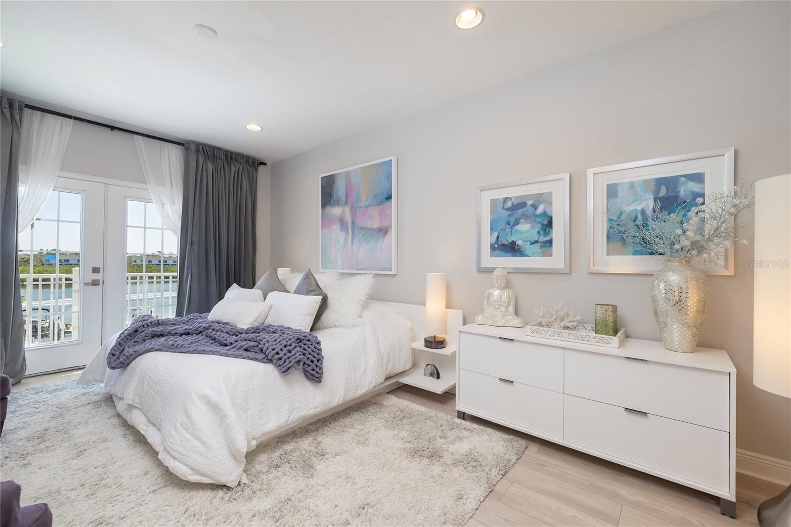 Primary Bedroom with beautiful Intracoastal views, 2 large walk-in closets