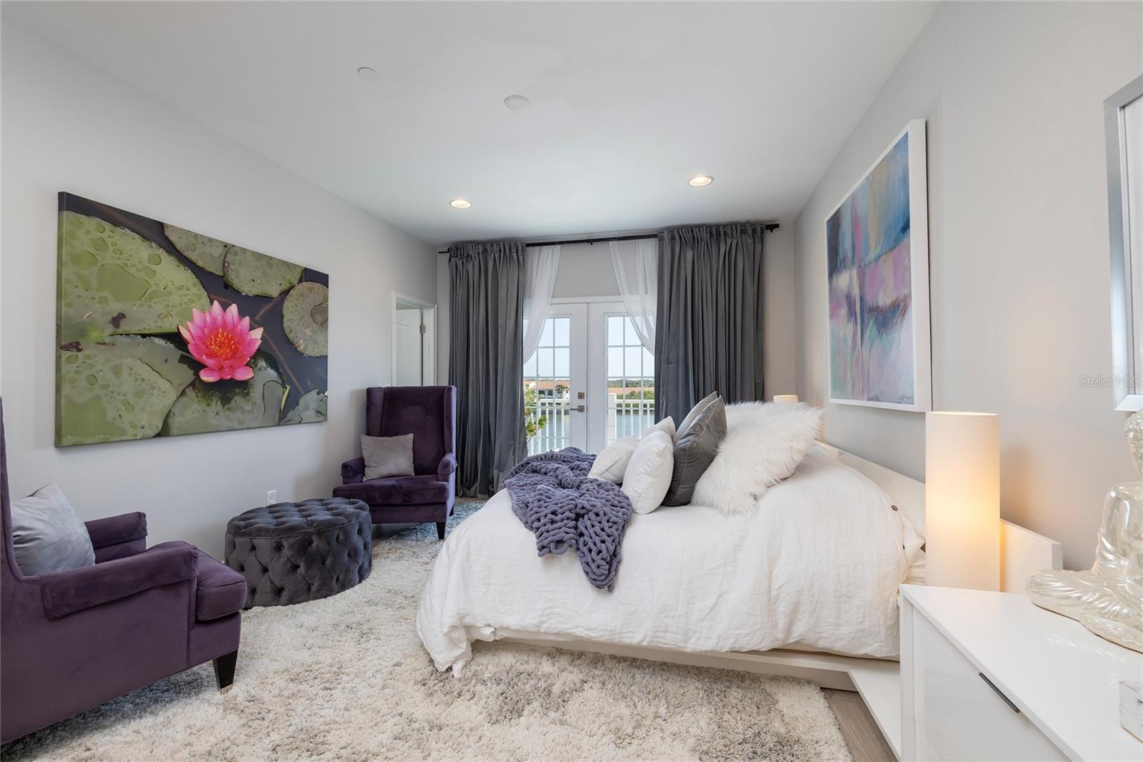 Primary Bedroom with beautiful Intracoastal views, 2 large walk-in closets