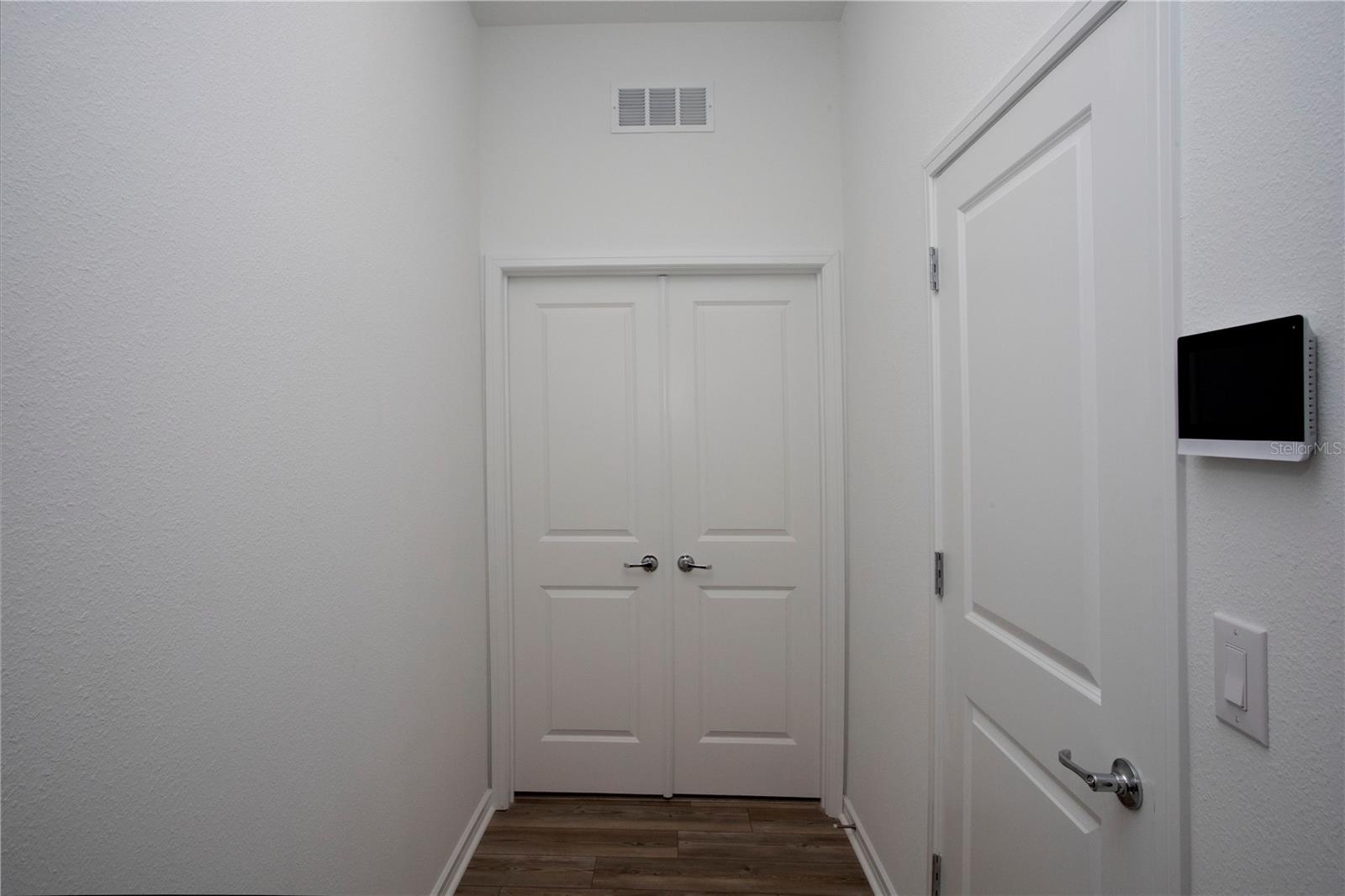 HALL TO DOUBLE ENTRY DOOR FLEX SPACE